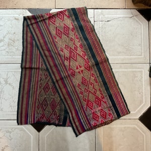 vintage tribal White Thai textile soie coton brodé morceau de jupe tube dans la région de Nghe an, centre du Vietnam