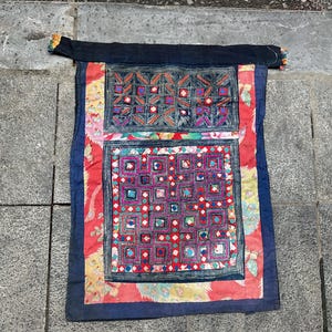 Portabebés vintage bordado con batik tribal Hmong del norte de Vietnam