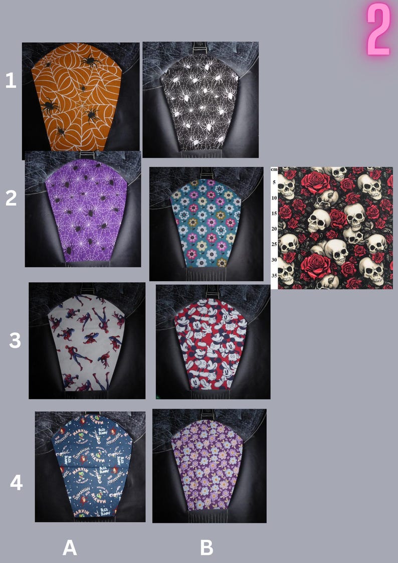 K&ouml;nnte beinhalten: Eine Sammlung von Stoffmustern mit verschiedenen Designs, darunter orangefarbene und schwarze Spinnennetze, violette Spinnennetze, Blumenmuster, ein Totenkopf- und Rosenmotiv mit einem 35-cm-Lineal, Superheldenfiguren und kleine Blumen.