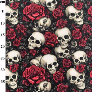 K&ouml;nnte beinhalten: Ein Stoffmuster mit cremewei&szlig;en menschlichen Sch&auml;deln, die mit leuchtend roten Rosen auf schwarzem Hintergrund durchsetzt sind. Ein vertikales metrisches Lineal auf der linken Seite zeigt eine Skala von 35 cm und verdeutlicht das Muster.