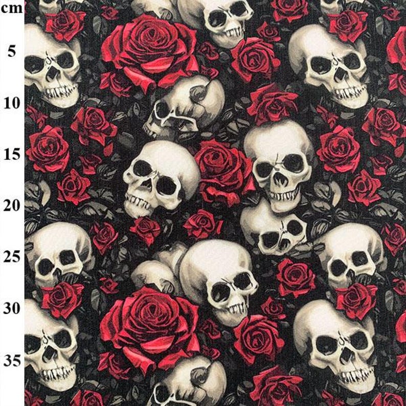 K&ouml;nnte beinhalten: Ein Stoffmuster mit cremewei&szlig;en menschlichen Sch&auml;deln, die mit leuchtend roten Rosen auf schwarzem Hintergrund durchsetzt sind. Ein vertikales metrisches Lineal auf der linken Seite zeigt eine Skala von 35 cm und verdeutlicht das Muster.