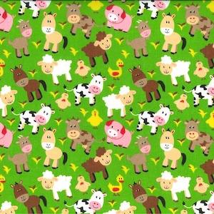 K&ouml;nnte beinhalten: Ein gr&uuml;ner Stoff mit einem sich wiederholenden Muster aus gezeichneten Bauernhoftieren, darunter K&uuml;he, Schafe, Schweine, Pferde und gelbe K&uuml;ken. Die Tiere sind in einem einfachen Stil auf dem hellgr&uuml;nen Hintergrund dargestellt.