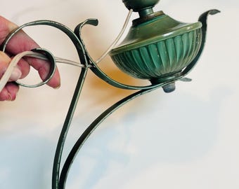 Aplique Art Déco de vidrio prensado verde menta de los años 30 con pátina agradable