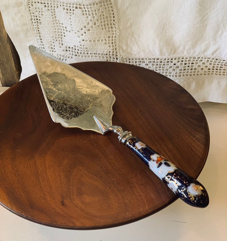 Beautiful Vintage Shefield England Hostess Cake Server Gorgeous Blue /& White Ceramic Heavy Handle with Guilded Gold Finish Wedding Cake