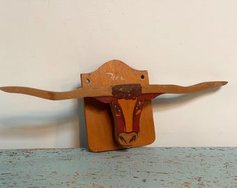 Elegante perchero de pared de madera con forma de cuerno de longhorn de estilo vintage.