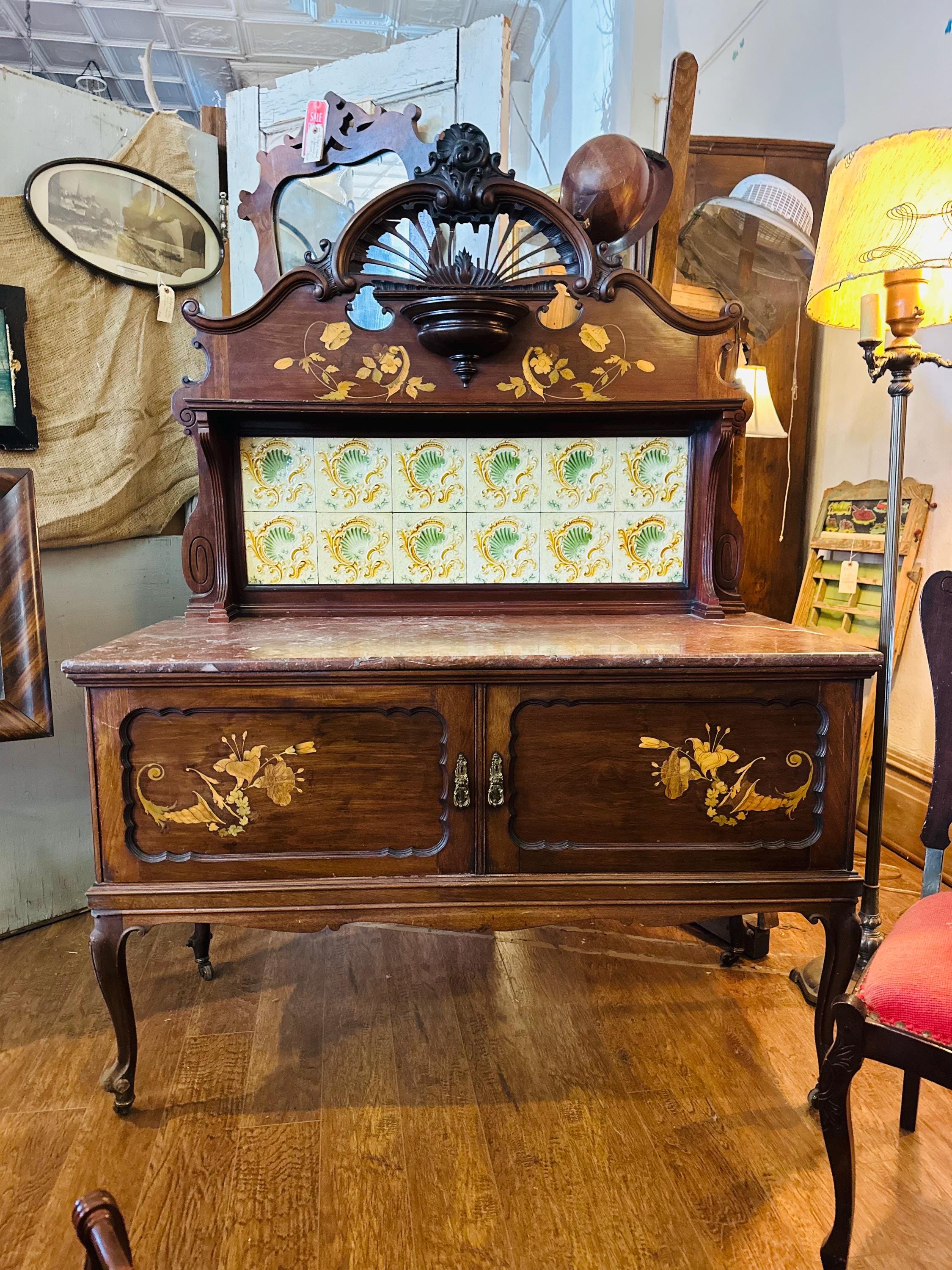 Commode en bois à fleurs pastel de style shabby chic