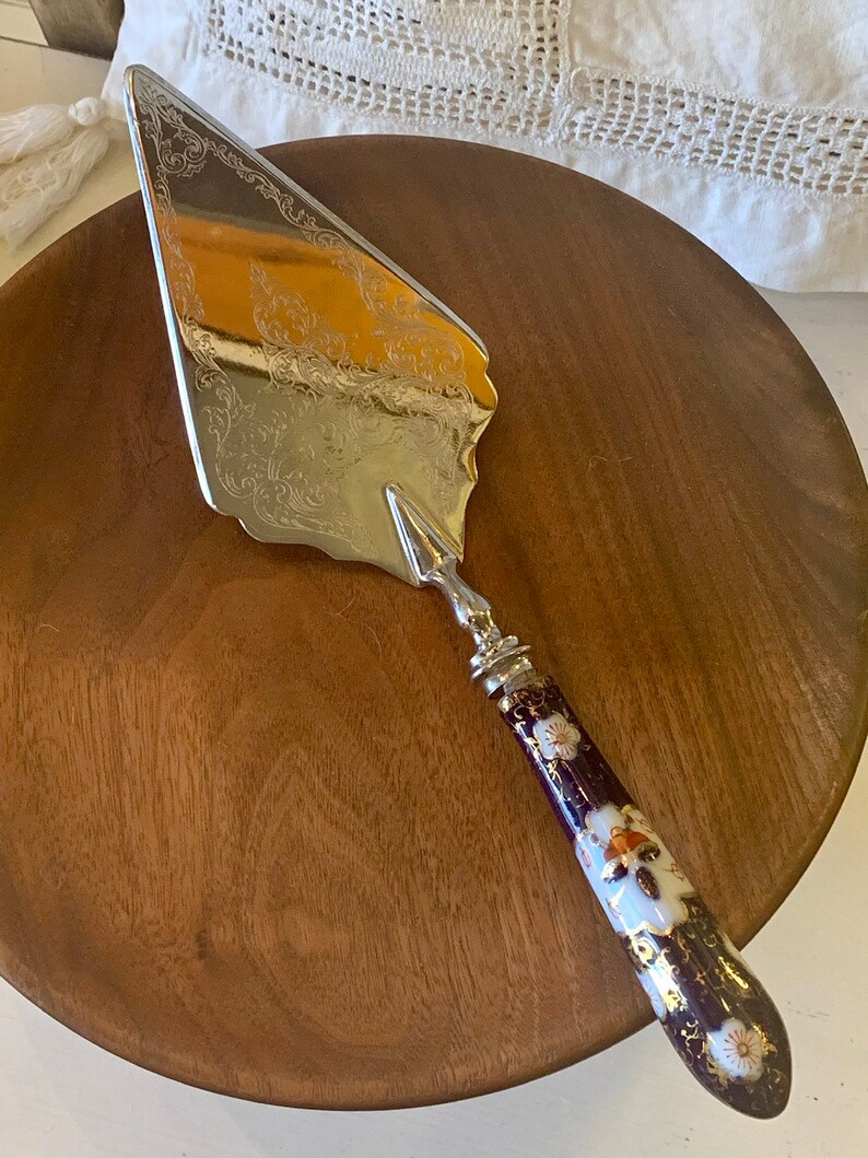 Beautiful Vintage Shefield England Hostess Cake Server Gorgeous Blue /& White Ceramic Heavy Handle with Guilded Gold Finish Wedding Cake