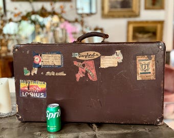 Maletas de colección vintage adornadas con pegatinas originales de hoteles históricos europeos de United States Lines.