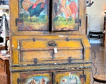 Aparador de panadería antiguo de estilo rústico con gallos pintados a mano y herrajes forjados a mano.