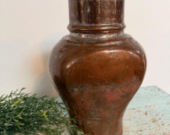 Jarrón clásico grande y pesado de cobre martillado a mano de estilo vintage.