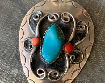Maravillosa corbata bolo vintage con piedras turquesas y coral engastadas en plata de ley.