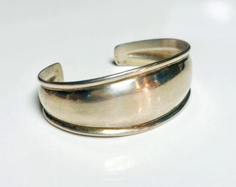 Brazalete clásico de plata de ley con pátina: joyería vintage con estilo