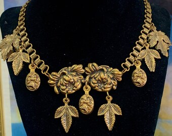 Collar de cadena de latón antiguo con diseño floral y hojas inspirado en la naturaleza