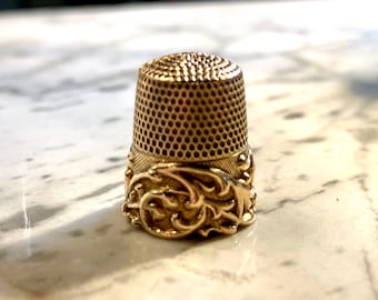 Precioso dedal victoriano de oro rosa con banda de plumas, borde festoneado, talla 8 inscrita, excelente artesanía de orfebrería, reliquia familiar.