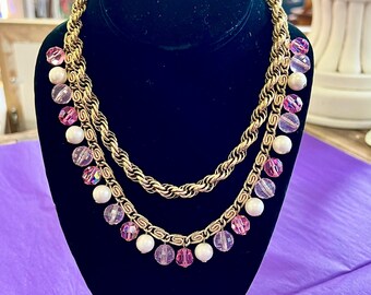 Collar vintage Trifari de oro doble con gancho firmado, cuentas rosas con acabado carnaval y perlas colgantes. Maravillosa pieza retro.