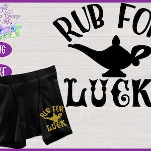 Puede incluir: Boxers negros con un gráfico dorado de una lámpara de genio y el texto "Rub for Luck".