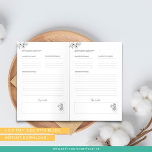 Pode incluir: Um di&aacute;rio de ora&ccedil;&atilde;o imprim&iacute;vel com um design floral. O di&aacute;rio &eacute; dividido em se&ccedil;&otilde;es para ora&ccedil;&otilde;es para a fam&iacute;lia, amigos e para si mesmo. O texto "E tudo o que pedires em ora&ccedil;&atilde;o, crendo, receber&aacute;s." Mateus 21:22 est&aacute; inclu&iacute;do.