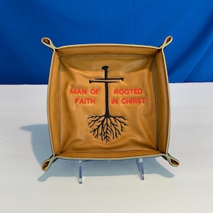 Bandeja grande para guardar artículos esenciales con diseño de hombre de Cristo con cruz, piel sintética beige y negra, que se coloca plana en la maleta, religiosa