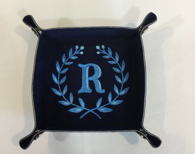 Personalization - R with Laurel Snap Valet Tray-Snapped 4.5" Square-SMALL-Lays Flat-Black Faux Leather Exterior & Navy Faux Suede