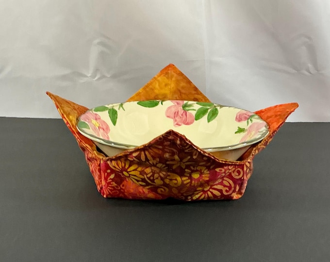 Large Reversible Casserole Bowl Cozy - Yellow Daisies Design - 8” Microwave Pad for Hot Dishes & Leftovers