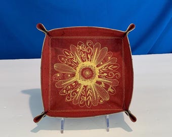 Elegant Daisy Catchall Tray - Medium Jewelry Organizer & Travel Tray, Easy to Clean