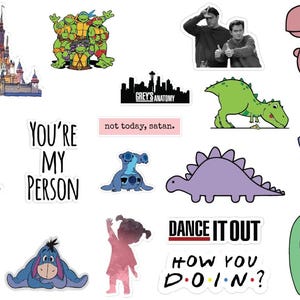 Op de afbeelding: Een verzameling kleurrijke stickers met verschillende personages en ontwerpen, waaronder een cartoon-dinosaurus, een schildpad, een boom, een kasteel en een citaat uit de tv-serie "Grey's Anatomy".