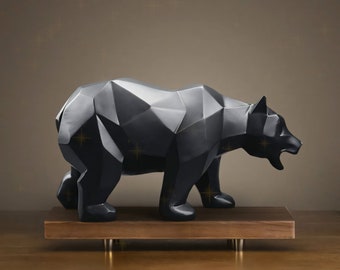 Puede incluir: Una escultura de oso geométrico negro sobre una base de madera. El oso está hecho de un material oscuro mate y tiene un diseño estilizado y angular.