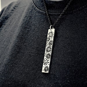 Collier FLEURS-minimaliste-rectangle-chic,bohème,hippie,fleuri-fleurs ciselées à la main-métal argenté-cadeau pour femme et homme