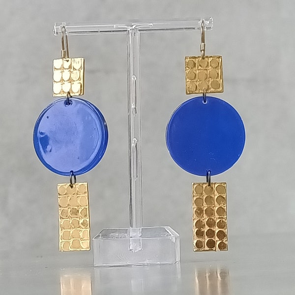 boucles d'oreilles longues-dorées et bleues-bijou forme géométrique-laiton ciselé doré-femme chic-moderne-géométrique-boucles soirée