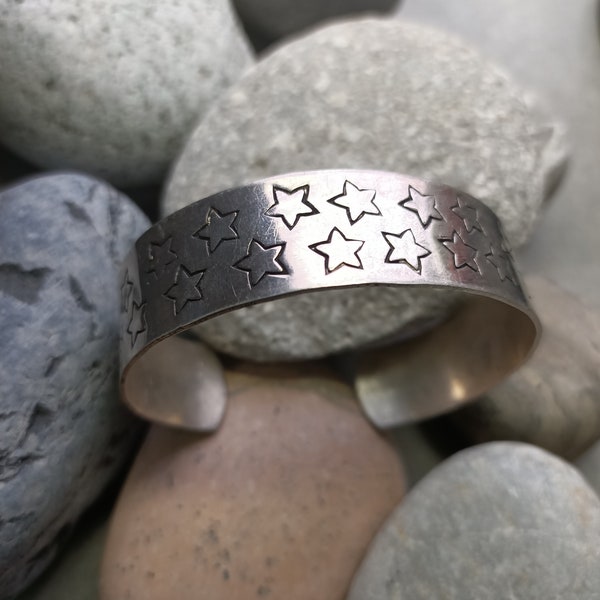 Bracelet STARS-motif étoiles-bracelet fin gravé motif étoiles gravées- argenté-cadeau femme,espace,astrologie, lune,espace