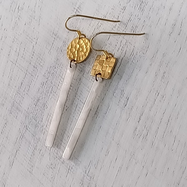 Boucles d'oreilles  fines asymétriques minimalistes- rond et carré-laiton doré martelé et ciselé-motif damier-blanc nacré-chic ,femme