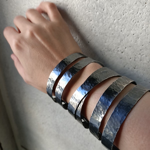 Bracelet WEAVING -xxl- gros bracelet chic, futuriste, dark,gothique- manchette métal martelé-argenté patiné noir-cadeau femmes