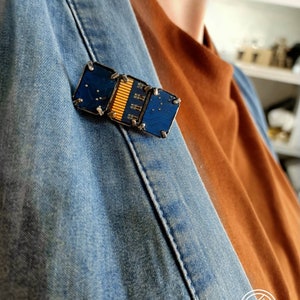 Broche CYBER PUNK- geek  bleu-circuit imprimé de carte mère infromatique recyclé-homme et femme-technologique
