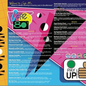 Może przedstawiać: Retro menu dla Cafe 80's, restauracji z motywem lat 80. Menu zawiera różnorodne dania z nazwami inspirowanymi zimną wojną, takimi jak Gulasz Gorbaczowa, Szczyt Szparagów z Czarnobyla i Sałatka Reagana. Menu zawiera również sekcję na desery, napoje i specjalną sekcję "Pay Up".