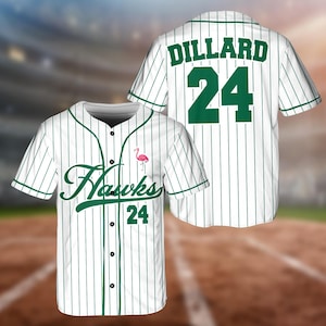 Pode incluir: Camisola de beisebol branca com riscas verdes e o texto "Hawks 24" na frente. A parte de trás da camisola tem o nome "Dillard" e o número "24" em verde.