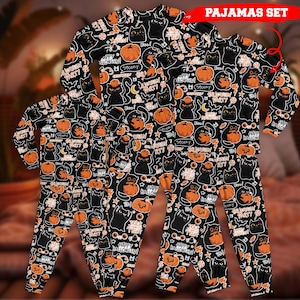Peut inclure: Ensemble de pyjamas d'Halloween noirs avec un motif répété de citrouilles oranges, de chats noirs et de texte "Happy Halloween" et "Spooky". L'ensemble comprend un haut à manches longues et un pantalon.