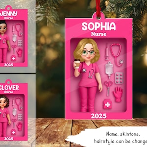 Puede incluir: Adorno navideño rosa con temática de enfermera con el nombre "Sophia" y el año "2025". El adorno presenta una figura de enfermera con gafas, una taza de café y equipo médico. También se ve el texto "Name, skintone, hairstyle can be changed".