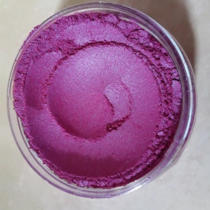 Pigmento alla mica granatina: sicuro per viso e corpo