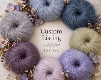 Puede incluir: Siete ovillos de lana esponjosa en tonos azul claro, azul oscuro, verde oliva, morado claro, morado oscuro y gris, dispuestos en círculo alrededor del texto Custom Listing FOR EVA, decorados con pequeñas flores moradas y blancas.