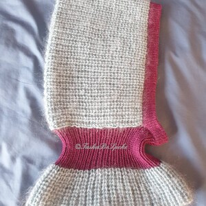 Pu&ograve; includere: Un passamontagna lavorato a maglia grigio e bordeaux. Il passamontagna presenta un fondo a coste, una sezione centrale bordeaux e una parte superiore grigia. I bordi sono rifiniti in bordeaux. Il passamontagna &egrave; realizzato con un filato morbido e soffice.
