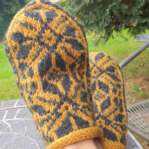 Fair Isle Wool Hand Knit Slippers, Unisex Dorm Boots, Size 9-10 UK, Winter socks image 4