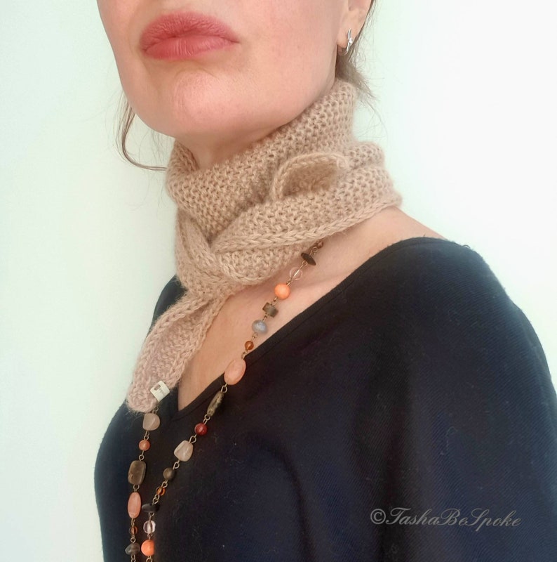 Handstickad alpackahalsduk: Bandana-pannband för kvinnor bild 2