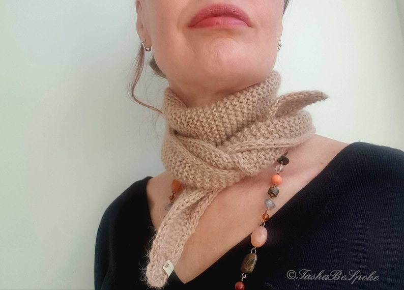 Handstickad alpackahalsduk: Bandana-pannband för kvinnor bild 1