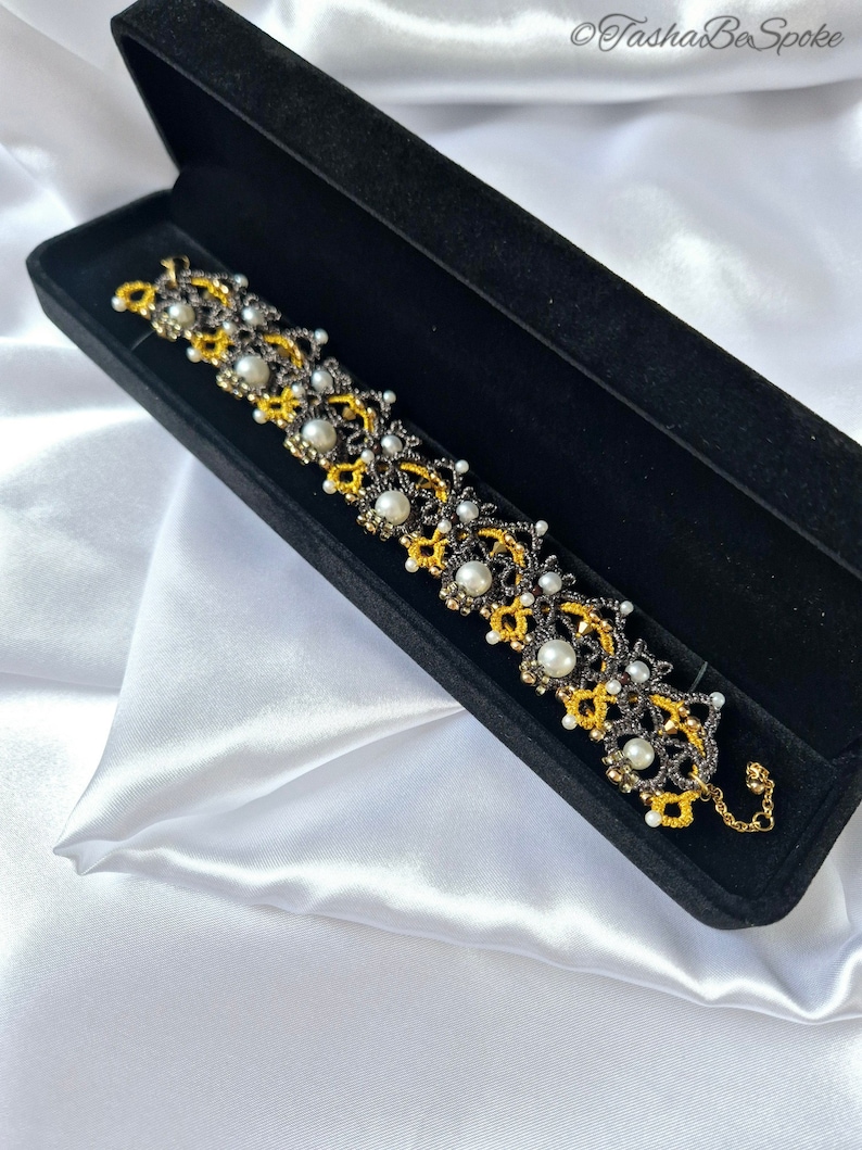 Spetsarmband med frivolitet: Handgjorda Frivolité-smycken med pärlkulor with a gift box