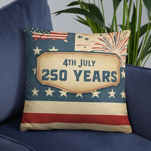 Può includere: Un cuscino decorativo con un design vintage che celebra il 4 luglio e 250 anni. Il cuscino presenta una bandiera americana invecchiata, fuochi d'artificio e testo. La combinazione di colori include rosso, bianco e blu.