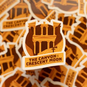 Canyon della Luna Crescente - Adesivo per bagagli in stile vintage