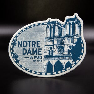 Autocollant de voyage en vinyle de la cathédrale Notre-Dame de Paris. Un autocollant au style unique et un excellent cadeau pour les voyageurs du monde entier. Parfait pour les bagages.