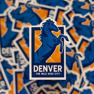 Denver Colorado Reise-Aufkleber - Mit einem blauen Bronco vor einem wunderschönen Sonnenuntergang in Colorado. Super Geschenk für Denver Fans!