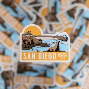 Pegatina de viaje ilustrada de San Diego: piscina infantil de La Jolla, focas del puerto, puesta de sol de California: la mejor ciudad de Estados Unidos. ¡Un gran regalo!