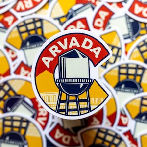 Pegatina de Arvada Colorado: ilustrada con los frentes de las tiendas Arvada Water Tower y Olde Town Arvada. Un gran regalo para los lugareños de Denver.
